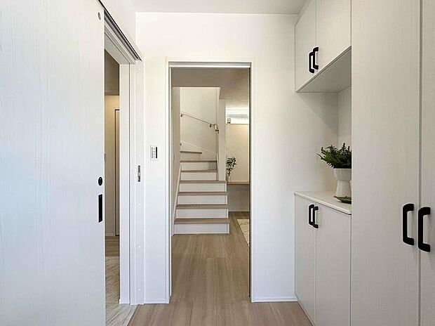 【【玄関】】玄関ホールからは、LDKと洗面脱衣室両方にアプローチ可能。帰宅後すぐに手洗いが可能で、汚れやウイルスを家の中に持ち込みにくいです。/2025年4月撮影