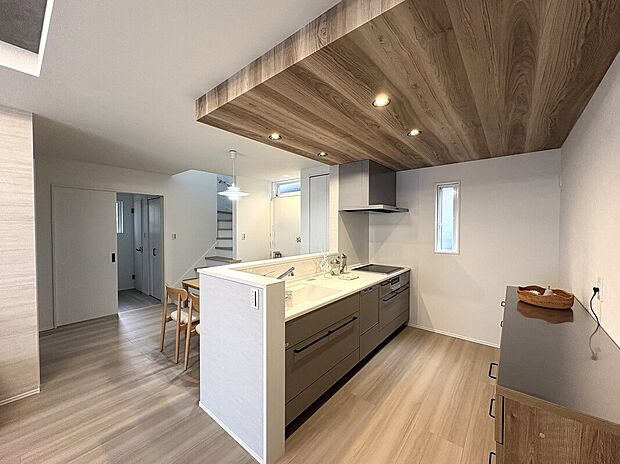 【【キッチン】】ダイニング側にはパントリーが備わっています。食材やお皿・カトラリーを収納するほか、細々した文房具や小物類などをしまう場所としても役立ちそうです。