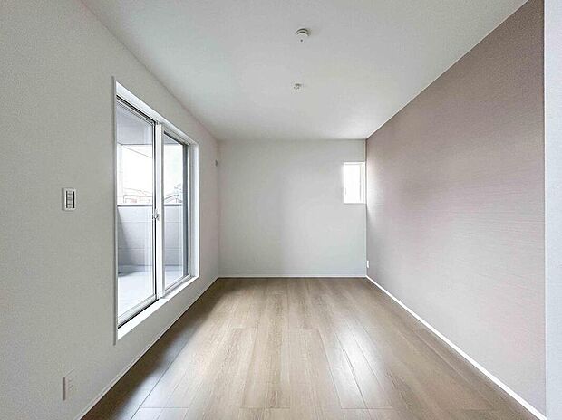 【【洋室-1/約7帖】】主寝室としてもおすすめの、約7帖の洋室。インナーバルコニーに直接出入りできます。/2025年4月撮影