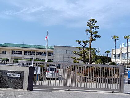 福岡市立七隈小学校 約946m(徒歩12分)