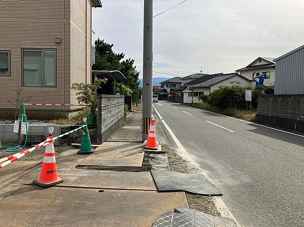 【【前面道路含む現地写真】 】前面道路は幅員約8.5mで、車の出入庫などもスムーズに行える広さです。周辺は戸建などが建ち並ぶ閑静な住宅地につき、落ち着きのある暮らしが叶います。/2025年10月撮影