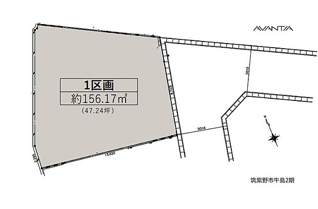 東側前面道路は幅員約5.0mの公道で、間口約9.6m接道しています。前面道路より高い場所に位置しているため、ご家族のプライバシーに配慮した設計・建築が可能です。