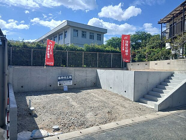 【【現地】】周辺は、第一種低層住居専用地域内の落ち着いた住宅街です。2台分の駐車スペース付き(車種による)。セカンドカーを所有できるほか、来客時にも重宝します。