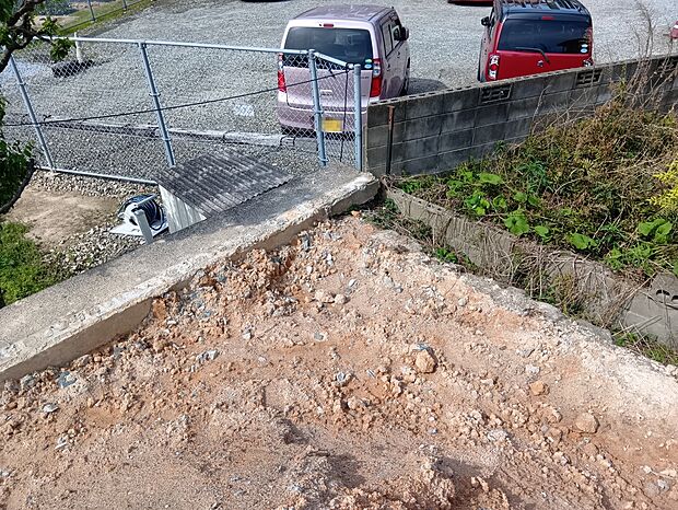 【【現地土地写真】】高台立地による陽当たりの良さと開放感が魅力。建築条件付き土地につき、土地の特性を活かしたプランをご提案いたします。/2026年4月撮影