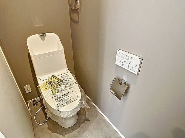 【2F　トイレ】新品のトイレは使い勝手の良い温水便座付き