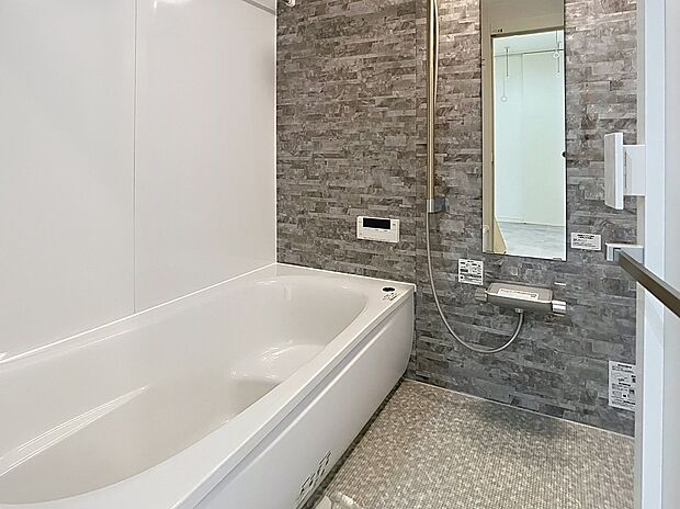 【お風呂】石目調パネルがお洒落な浴室。一日の疲れを癒す落ち着いた空間です。