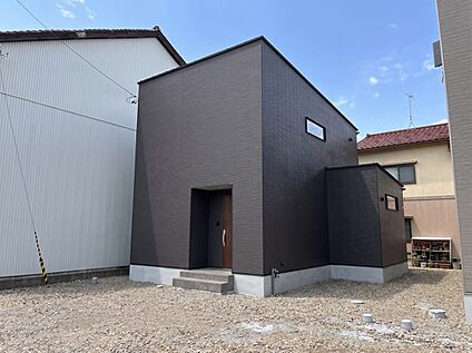 間口も広く、お車を停めるのにも充分なスペースがあります。