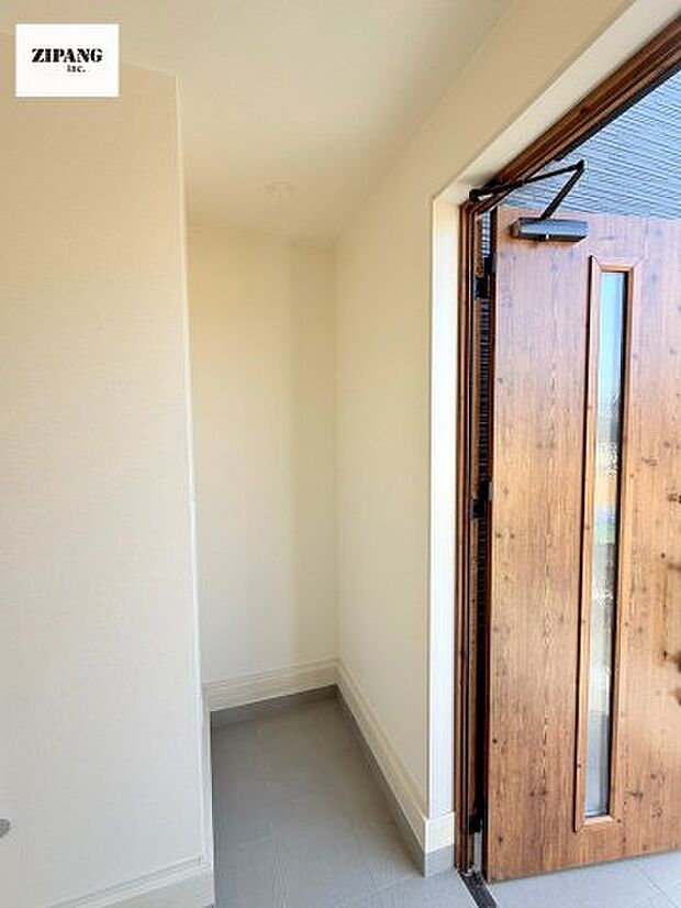 【玄関】明るくすっきりした玄関が家族を迎えてくれます。玄関タイルはお掃除しやすく清潔を保てます♪