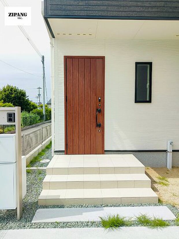 【断熱玄関ドア】断熱性能にとって開口部の玄関はとても大事です。玄関先にはポスト、宅配BOX、テレビカメラ付きのインターホンがあります。