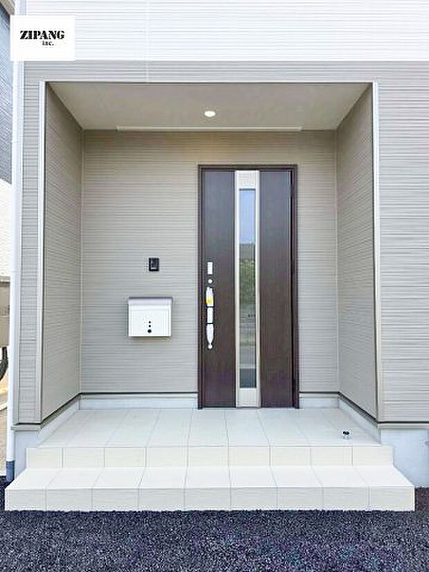 【断熱玄関ドア】断熱性能にとって開口部の玄関はとても大事です。玄関先にはポスト、テレビカメラ付きのインターホンがあります。