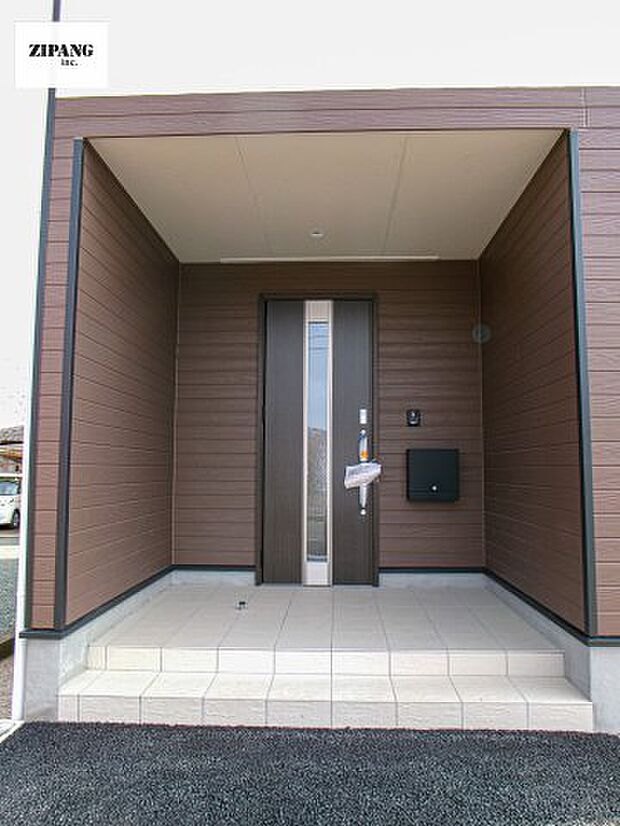 【断熱玄関ドア】断熱性能にとって開口部の玄関はとても大事です。雨にぬれずに郵便物をとることができるポスト、テレビカメラ付きのインターホンがあります。