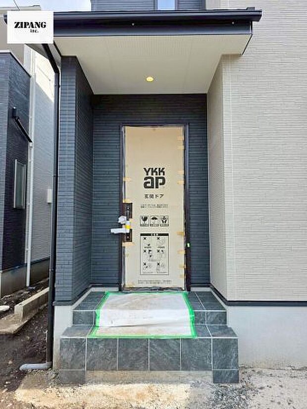 【断熱玄関ドア】断熱性能にとって開口部の玄関はとても大事です。玄関先にはポスト、テレビカメラ付きのインターホンがあります。