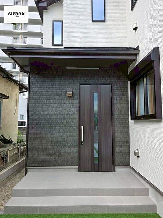 【断熱玄関ドア】断熱性能にとって開口部の玄関はとても大事です。雨にぬれずに郵便物をとることができるポスト、テレビカメラ付きのインターホンがあります.