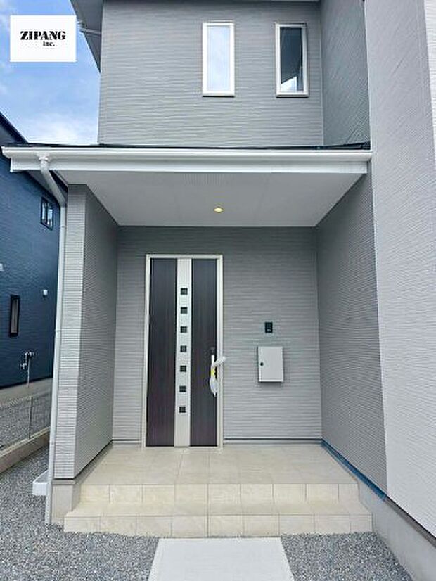 【断熱玄関ドア】断熱性能にとって開口部の玄関はとても大事です。玄関先にはポスト、テレビカメラ付きのインターホンがあります。