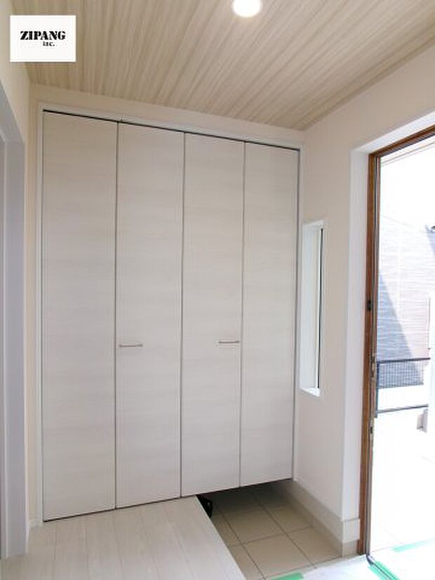 【玄関】陽が差し込む明るい玄関。大容量の収納スペースは大家族でもらくらく収納可能です。