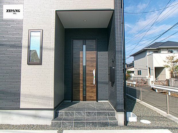 【断熱玄関ドア】断熱性能にとって開口部の玄関はとても大事です。玄関先にはポスト、テレビカメラ付きのインターホンがあります。