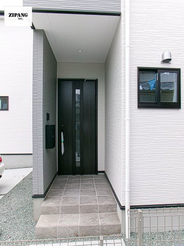 【断熱玄関ドア】断熱性能にとって開口部の玄関はとても大事です。雨にぬれずに郵便物をとることができるポスト、テレビカメラ付きのインターホンがあります。