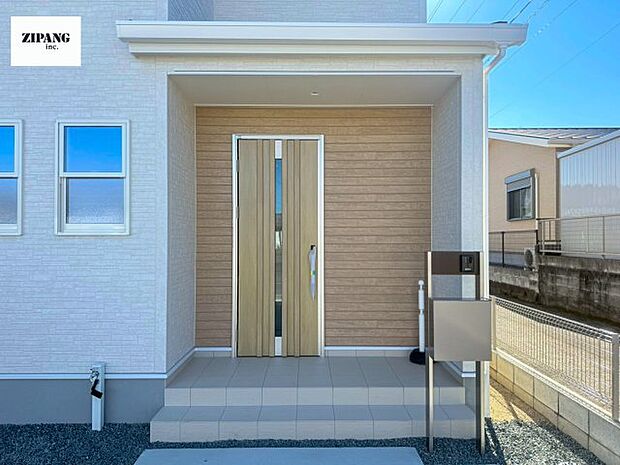 【断熱玄関ドア】断熱性能にとって開口部の玄関はとても大事です。玄関先にはポスト、テレビカメラ付きのインターホンがあります。