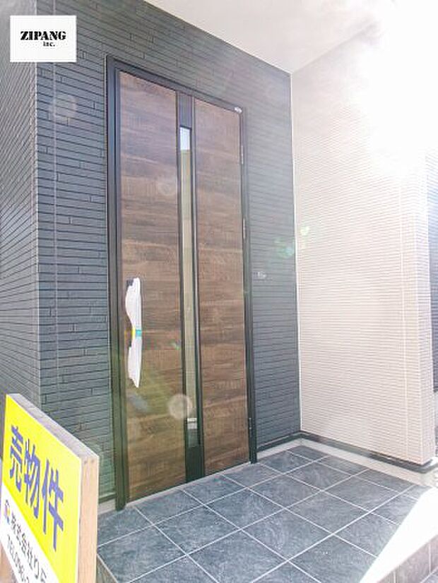 【断熱玄関ドア】断熱性能にとって開口部の玄関はとても大事です。玄関先にはポスト、テレビカメラ付きのインターホンがあります。