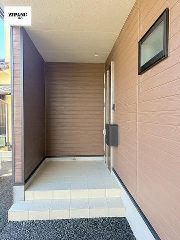 【断熱玄関ドア】断熱性能にとって開口部の玄関はとても大事です。雨にぬれずに郵便物をとることができるポスト、テレビカメラ付きのインターホンがあります。