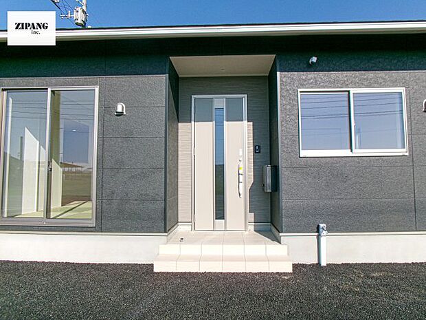 【断熱玄関ドア】断熱性能にとって開口部の玄関はとても大事です。雨にぬれずに郵便物をとることができるポスト、テレビカメラ付きのインターホンがあります。