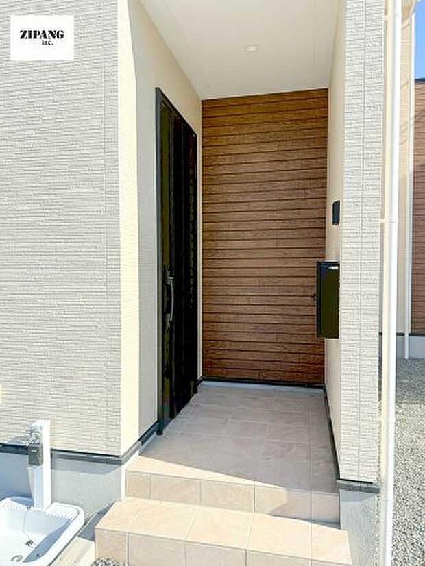 【断熱玄関ドア】断熱性能にとって開口部の玄関はとても大事です。雨にぬれずに郵便物をとることができるポスト、テレビカメラ付きのインターホンがあります。