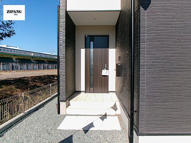 【断熱玄関ドア】断熱性能にとって開口部の玄関はとても大事です。玄関先にはポスト、テレビカメラ付きのインターホンがあります。