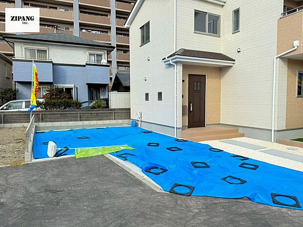 【断熱玄関ドア】断熱性能にとって開口部の玄関はとても大事です。雨にぬれずに郵便物をとることができるポスト、テレビカメラ付きのインターホンがあります.