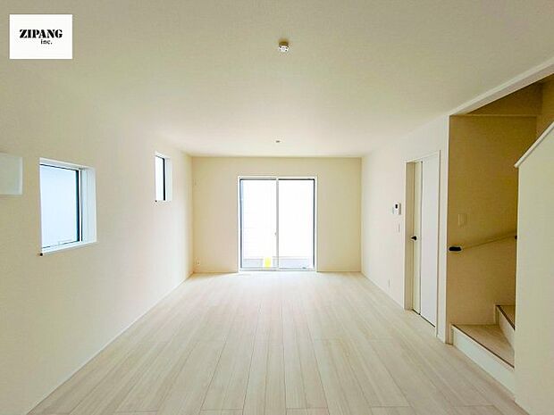 【居間・リビング】【リビング】キッチンと一体になったリビングはひろびろとしたくつろぎ空間を実現しています。