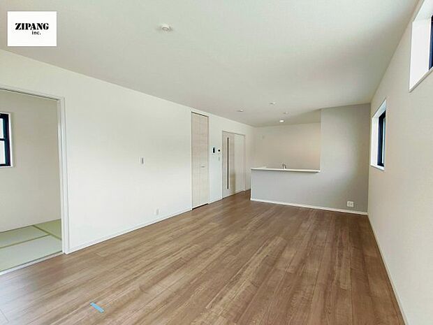 【居間・リビング】【リビング】キッチンと一体になったリビングはひろびろとしたくつろぎ空間を実現しています。