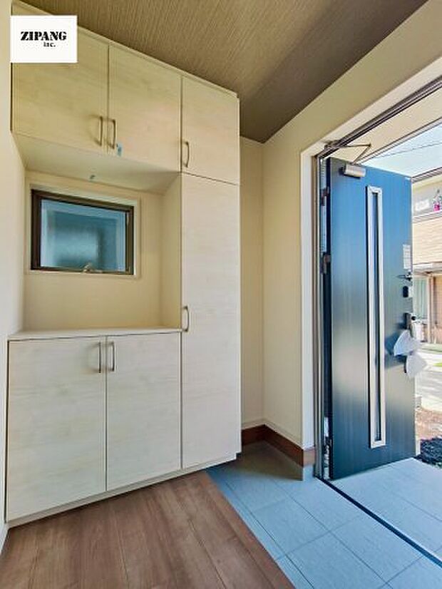 【玄関】【玄関】玄関に窓があるとお家全体が明るい印象を受けます。たっぷり収納もうれしいポイントです。