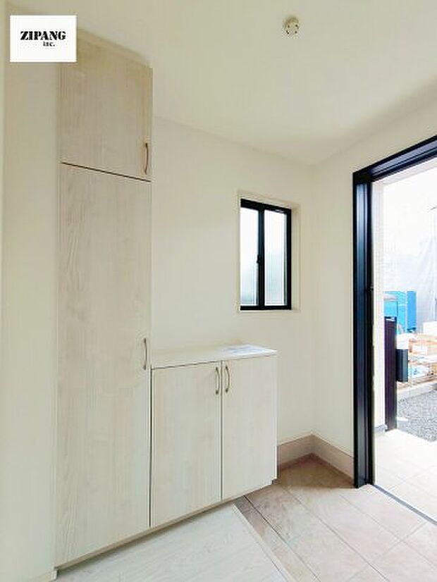 【玄関】【玄関】玄関に窓があるとお家全体が明るい印象を受けます。玄関タイルはお掃除しやすく清潔を保てます♪