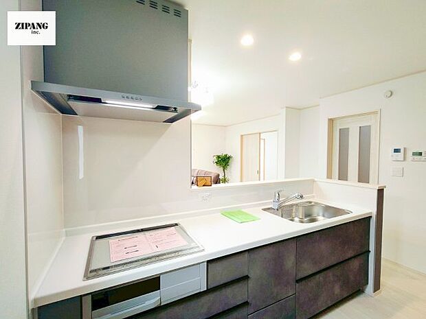 【キッチン】【キッチン】お子さまや家族と距離感近く料理が可能な対面式のシステムキッチンです。IHの3つ口コンロでお料理のレパートリーが増えそうです。