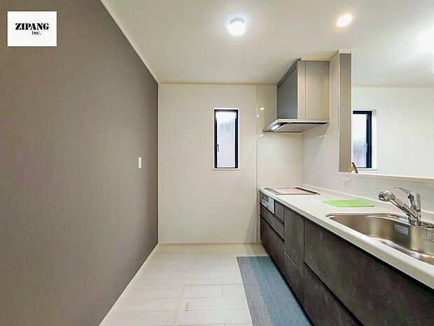 【キッチン】【キッチン】お子さまや家族と距離感近く料理が可能な対面式のシステムキッチンです。IHの3つ口コンロでお料理のレパートリーが増えそうです。