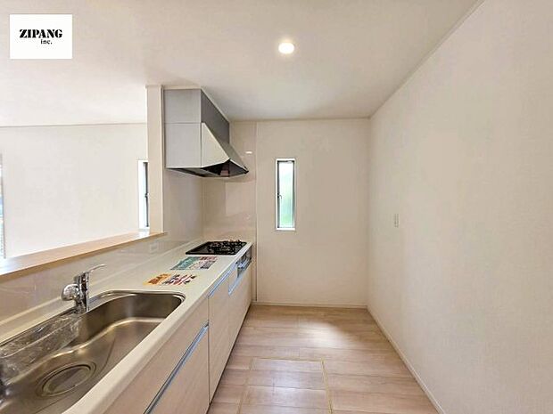 【キッチン】【キッチン】お子さまや家族と距離感近く料理が可能な対面式のシステムキッチンです。3口コンロのキッチンでお料理のレパートリーが増えそうです♪