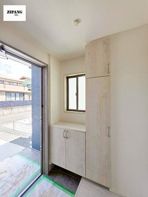 【玄関】【玄関】玄関に窓があるとお家全体が明るい印象を受けます。玄関タイルはお掃除しやすく清潔を保てます♪