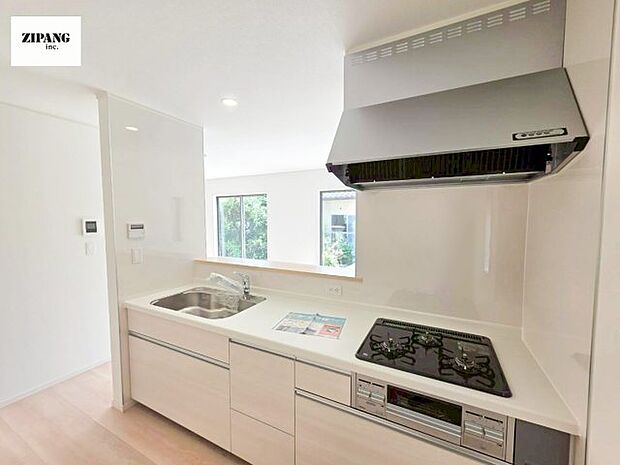 【キッチン】【キッチン】お子さまや家族と距離感近く料理が可能な対面式のシステムキッチンです。3口コンロのキッチンでお料理のレパートリーが増えそうです♪ 