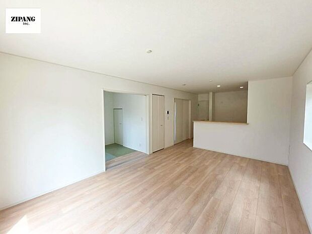 【居間・リビング】【リビング】キッチンと一体になったリビングはひろびろとしたくつろぎ空間を実現しています。