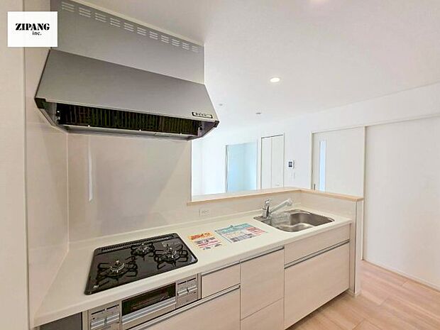 【キッチン】【キッチン】お子さまや家族と距離感近く料理が可能な対面式のシステムキッチンです。3口コンロのキッチンでお料理のレパートリーが増えそうです♪