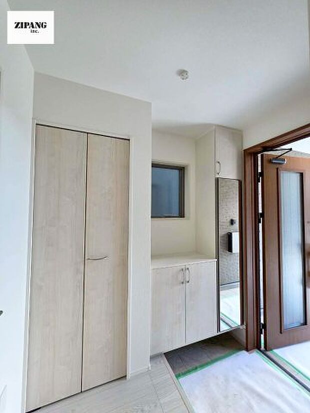 【玄関】【玄関】玄関に窓があるとお家全体が明るい印象を受けます。収納扉はミラー付きですのでお出かけ前に便利です。