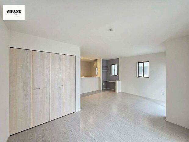 【居間・リビング】【リビング】キッチンと一体になったリビングはひろびろとしたくつろぎ空間を実現しています。