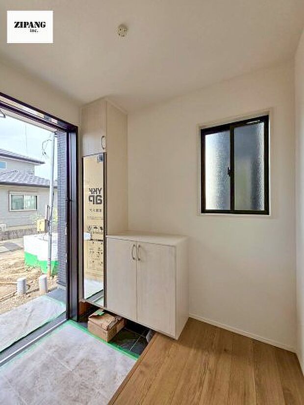 【玄関】【玄関】玄関に窓があるとお家全体が明るい印象を受けます。収納扉はミラー付きですのでお出かけ前に便利です。