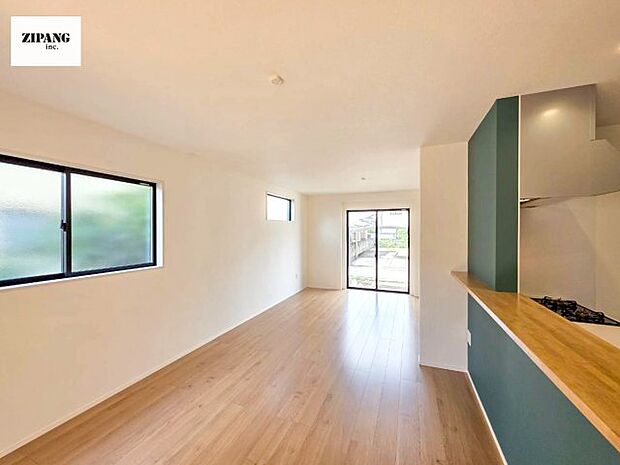 【居間・リビング】【リビング】キッチンと一体になったリビングはひろびろとしたくつろぎ空間を実現しています。