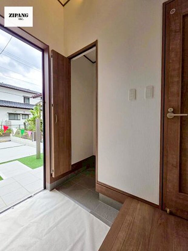 【玄関】【シューズインクローク】靴や雨具、アウトドア用品など汚れや水を気にせず片付けられます。