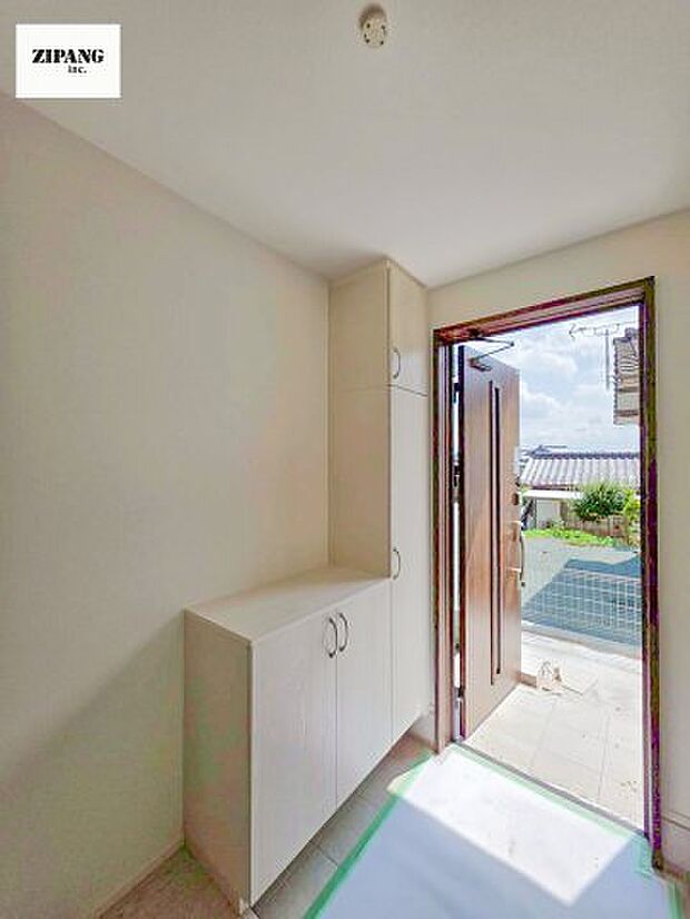 【玄関】【玄関】明るくすっきりした玄関が家族やお客さまを迎えてくれます。玄関タイルはお掃除しやすく清潔を保てます♪