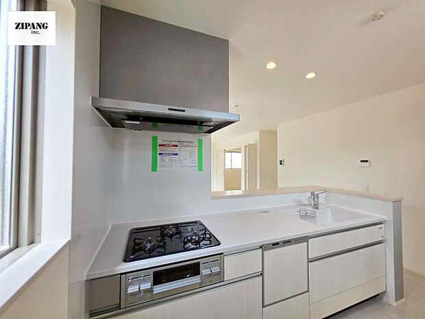 【キッチン】【キッチン】お子さまや家族と距離感近く料理が可能な対面式のシステムキッチンです。IHの3つ口コンロでお料理のレパートリーが増えそうです。