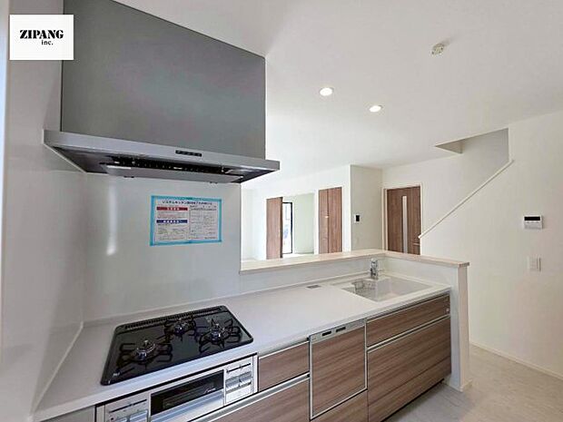 【キッチン】【キッチン】お子さまや家族と距離感近く料理が可能な対面式のシステムキッチンです。IHの3つ口コンロでお料理のレパートリーが増えそうです。