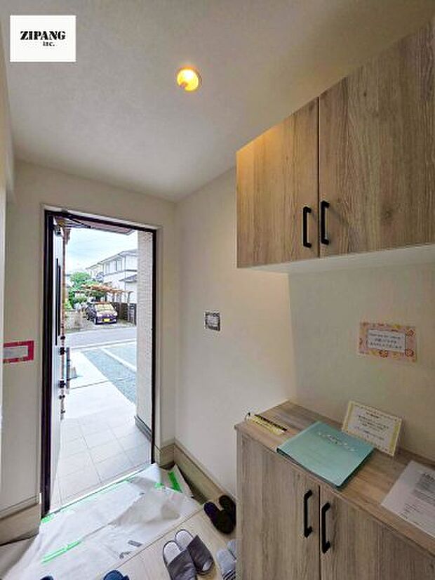 【玄関】【玄関】明るい玄関。大容量の収納スペースは大家族でもらくらく収納可能です。