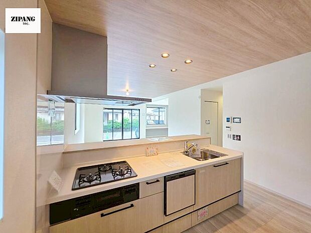 【キッチン】【キッチン】お子さまや家族と距離感近く料理が可能な対面式のシステムキッチンです。3口コンロのキッチンでお料理のレパートリーが増えそうです♪