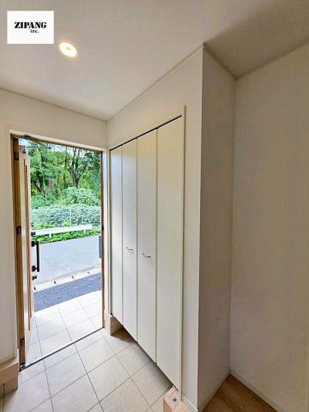 【玄関】【玄関】大容量の収納スペースは大家族でもらくらく収納可能です。